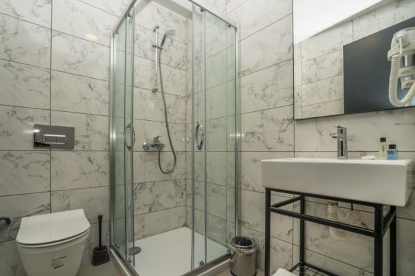 Deluxe 3 Kişilik Oda Bahçe ve Havuz Manzaralı Balkonlu 4