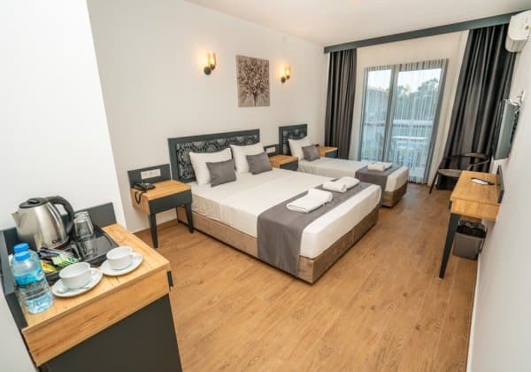 Deluxe 3 Kişilik Oda Bahçe ve Havuz Manzaralı Balkonlu 3