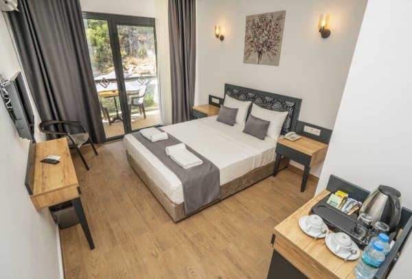 Deluxe Çift Kişilik Yataklı Bahçe ve Kısmi Havuz Manzaralı Balkonlu 1