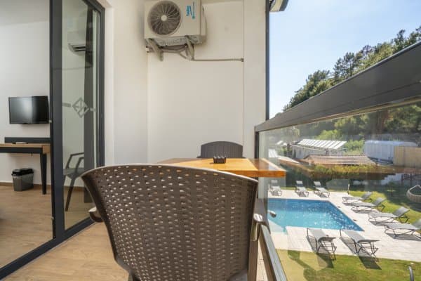 Deluxe Çift Kişilik Yataklı Bahçe ve Kısmi Havuz Manzaralı Balkonlu 2