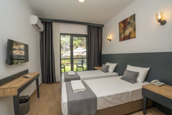 Deluxe Çift Kişilik Yataklı Bahçe ve Kısmi Havuz Manzaralı Balkonlu 4