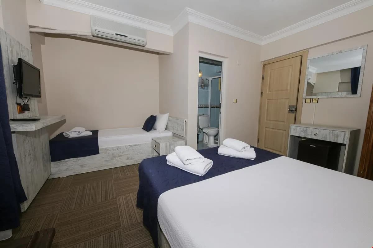 Triple Kısmi Deniz Manzaralı Balkonlu3 Kişilik  Oda 1