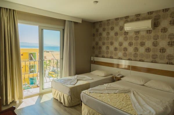 Kara veya Kısmi Deniz Manzaralı Triple 1