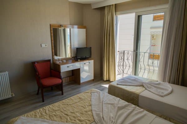 Kara veya Kısmi Deniz Manzaralı Triple 2