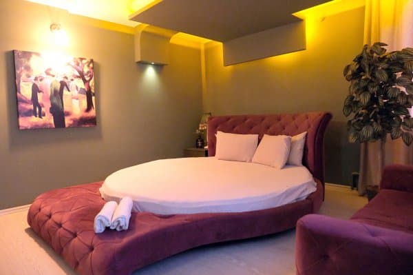 Family Room + Jacuzzi 1