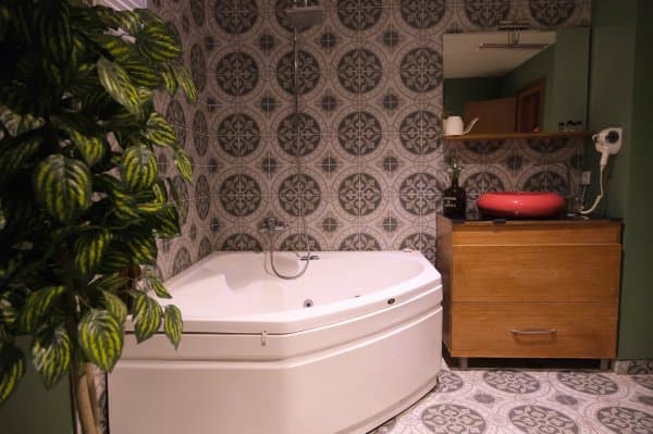 Family Room + Jacuzzi 3