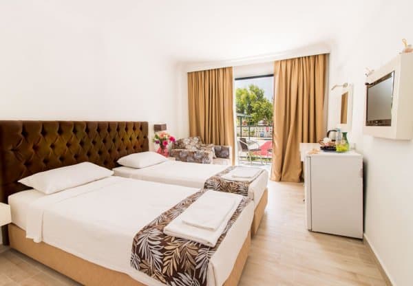 Standart Havuz Manzaralı Oda 3