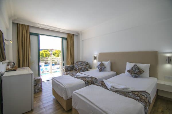 Standart Havuz Manzaralı Oda 1