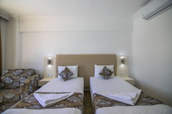 Standart Kara Manzaralı Oda 2