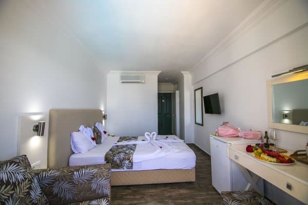 Standart Kara Manzaralı Oda 3