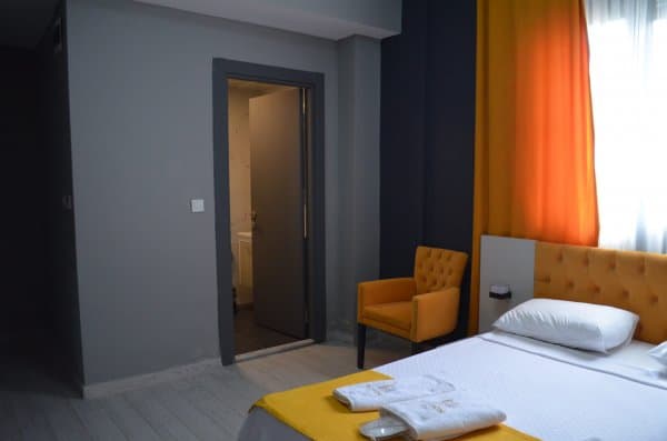 Standart Kara Manzaralı Oda 1