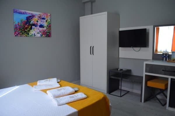 Standart Kara Manzaralı Oda 3