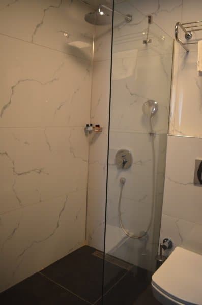 Standart Kara Manzaralı Oda 4