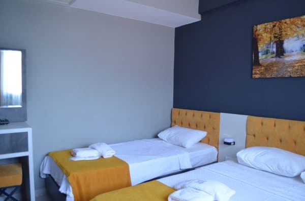 Standart Kara Manzaralı 3 Kişilik Oda 2