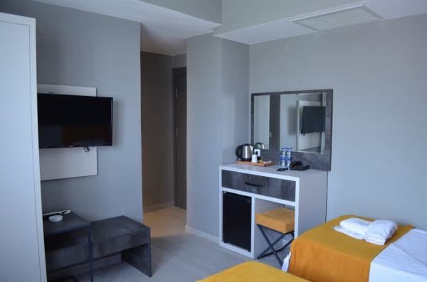 Standart Kara Manzaralı 3 Kişilik Oda 3