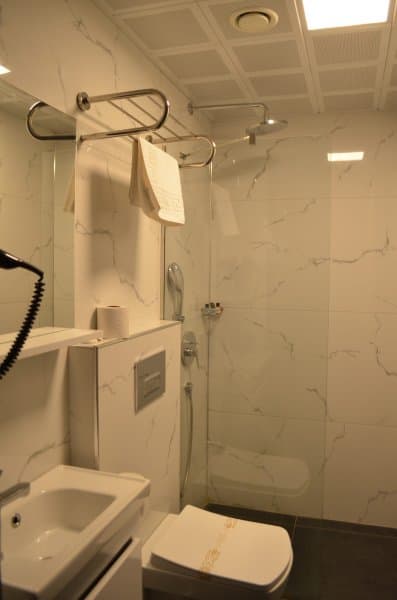 Standart Kara Manzaralı 3 Kişilik Oda 4