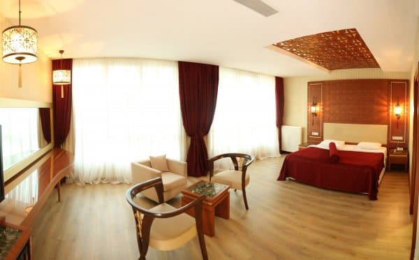 Balkonlu Köşe Suit Oda 2