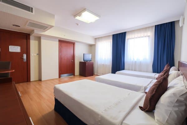 Triple Bed Room-Üç Ayrı Yataklı Oda 1