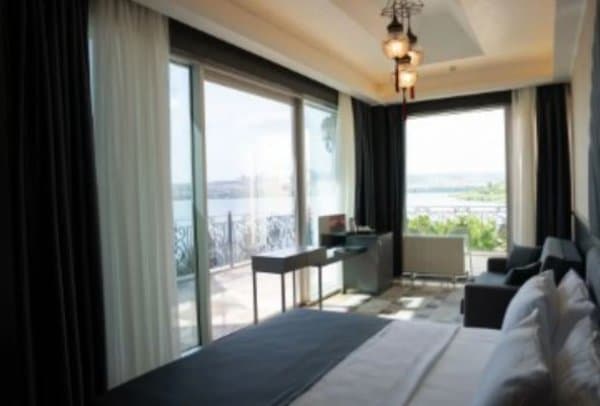 Balkonlu Köşe Deluxe Oda 1