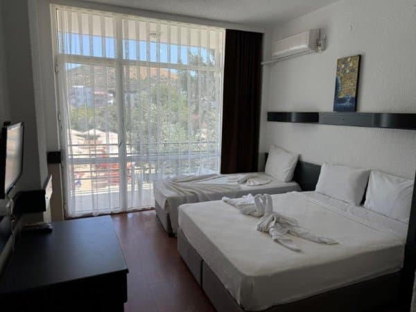 Havuz ve Kara Manzaralı Oda 4