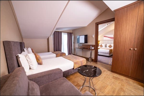 Balkonlu Çatı Aile Suiti 3