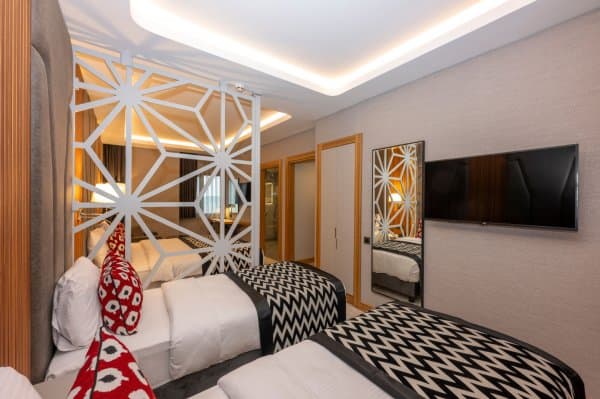 Deluxe Family Room	 3