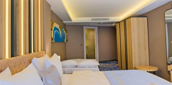 Üç Kişilik Superior Şehir Manzaralı Oda 3
