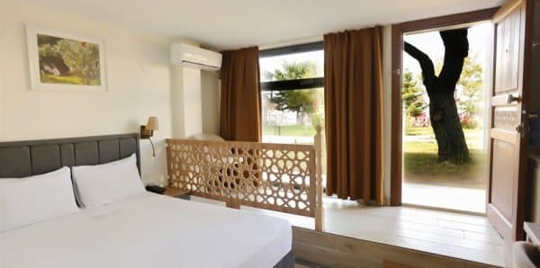 Bungalow French Bed Lake View Room	 1