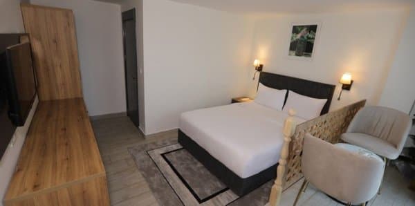 Bungalow French Bed Lake View Room	 2