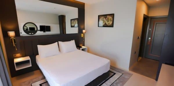 Bungalow French Bed Lake View Room	 4