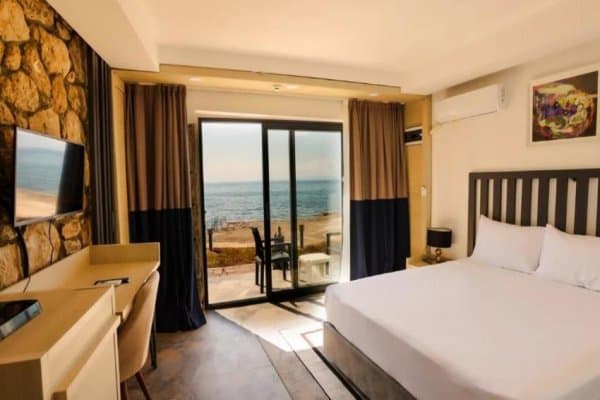 Stone Suite French Bed Lake View	 2