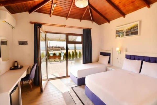 Bungalow Family French Bed Lake View Room	 1