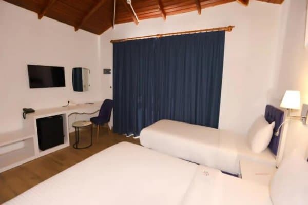 Bungalow Family French Bed Lake View Room	 2