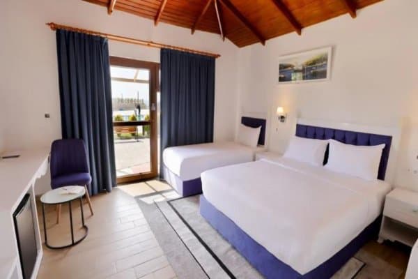 Bungalow Family French Bed Lake View Room	 3