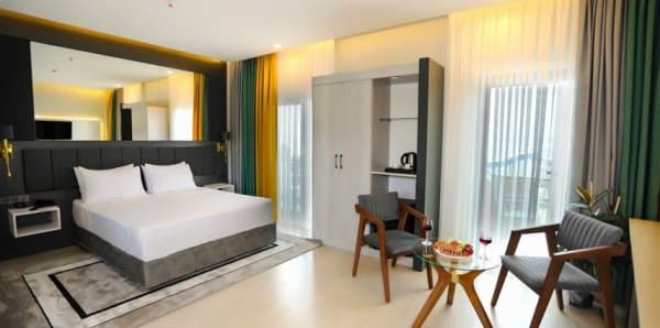 Corner Suite French Bed Lake View	 1