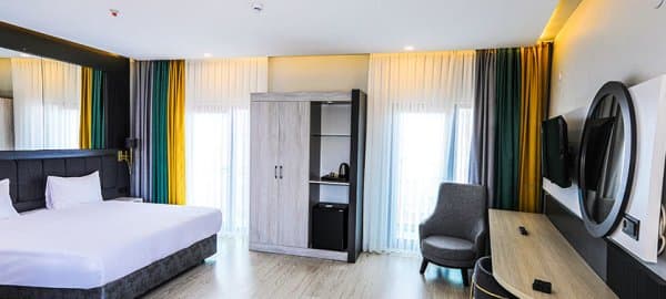 Corner Suite French Bed Lake View	 3