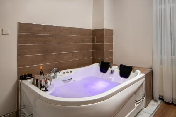 Jakuzili Executive Suite 4