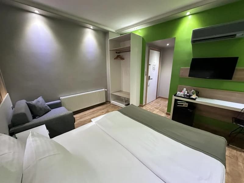 Triple, Şehir Manzaralı, 2