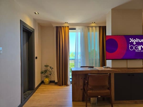 Corner Suite, Deniz ve Şehir Manzaralı, Balkonlu 2