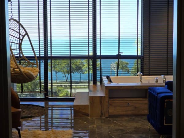 Premier Suit, Deniz ve Şehir Manzaralı, Jakuzili 3