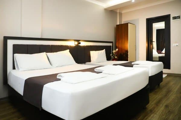 Kara Manzaralı Üç Kişilik Oda  2