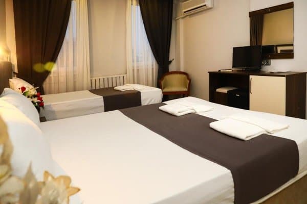 Kara Manzaralı Üç Kişilik Oda  3