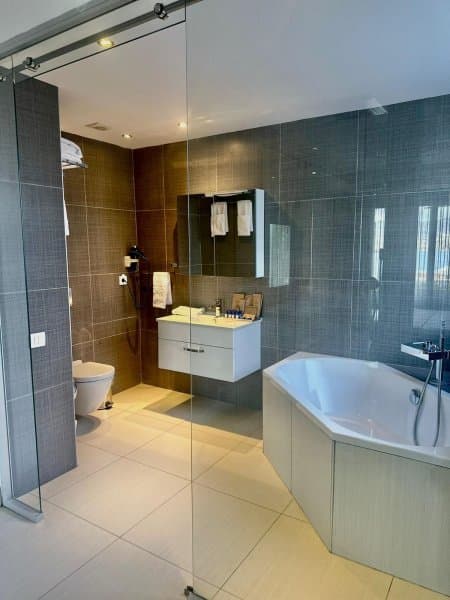 Family Deluxe Sea View Suite 4