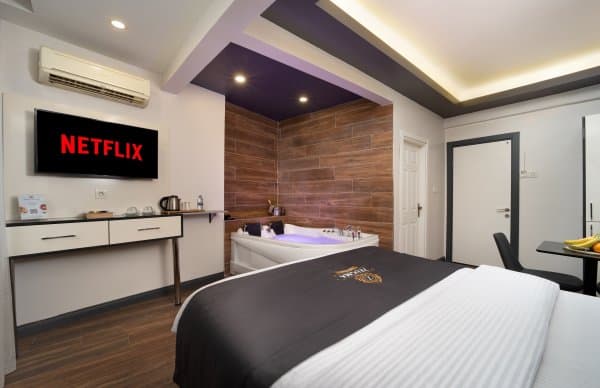 Jakuzili Deluxe Suite 4