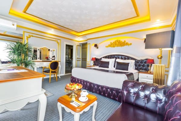 Queen Suit Deniz Manzaralı Jakuzili Oda 3