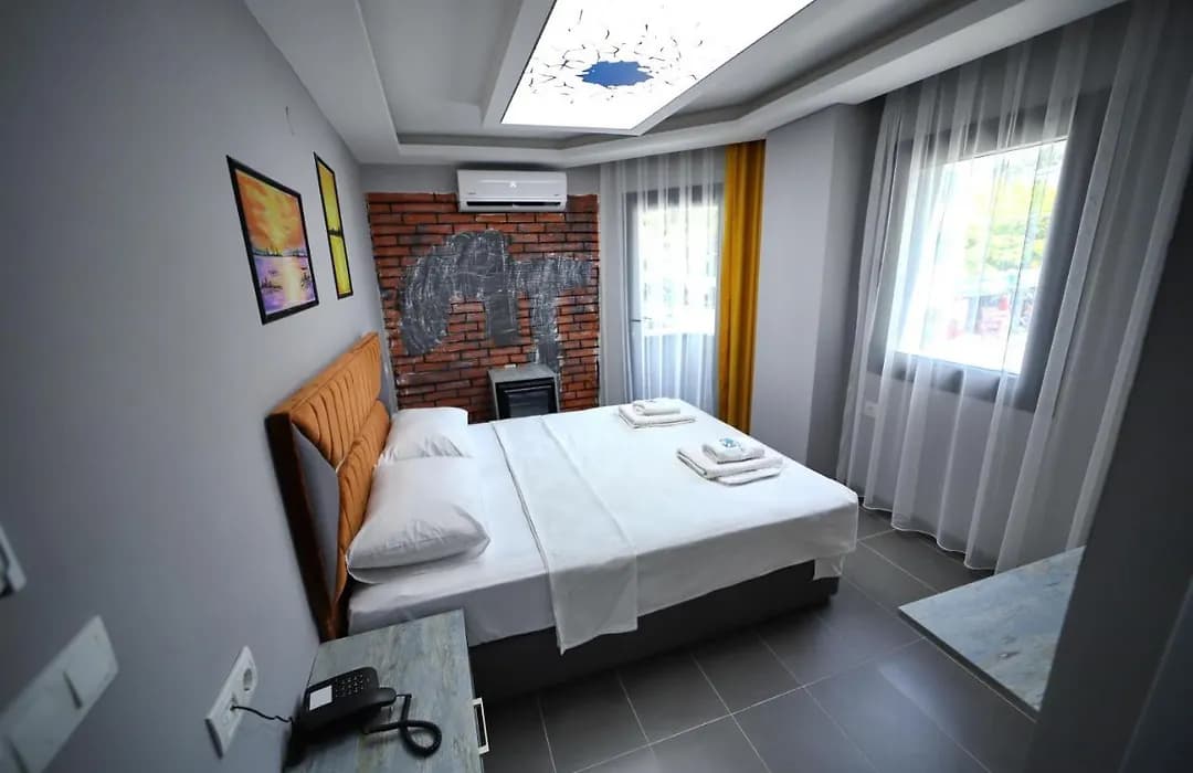 Standart Kısmi Deniz Çift Kişilik Yataklı Oda 2