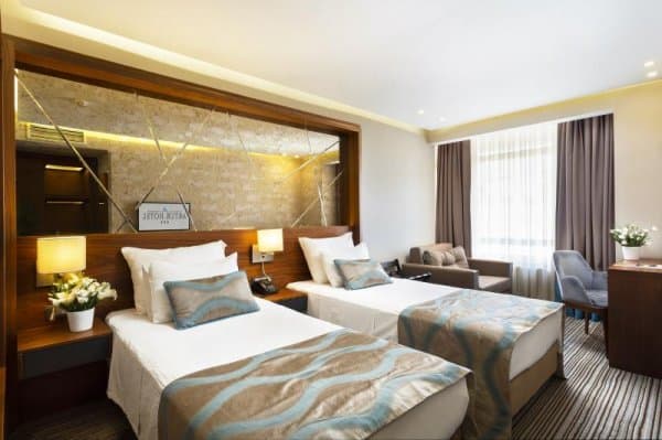 Standart İki Tek Kişilik Yataklı Şehir Manzaralı Oda 1