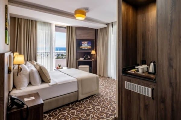 Deluxe Partial Sea view Room with French Bed 1