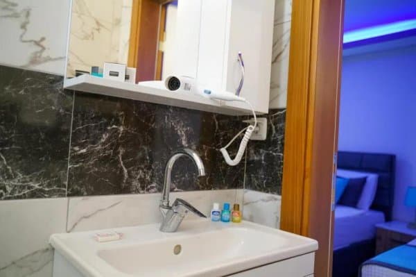 Standart Kara Manzaralı Oda 3