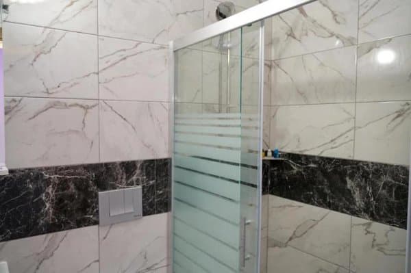 Standart Kara Manzaralı Oda 4